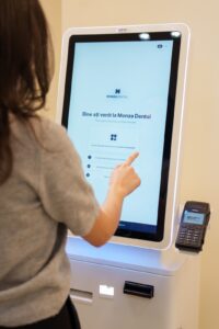 EasyPay digitalizează recepția în clinicile din România, cu o investiție de peste 500.000 de euro în 2026. Recepția digitală self-service elimină cozile, scade timpul de așteptare și reduce costurile operaționale cu până la 30%