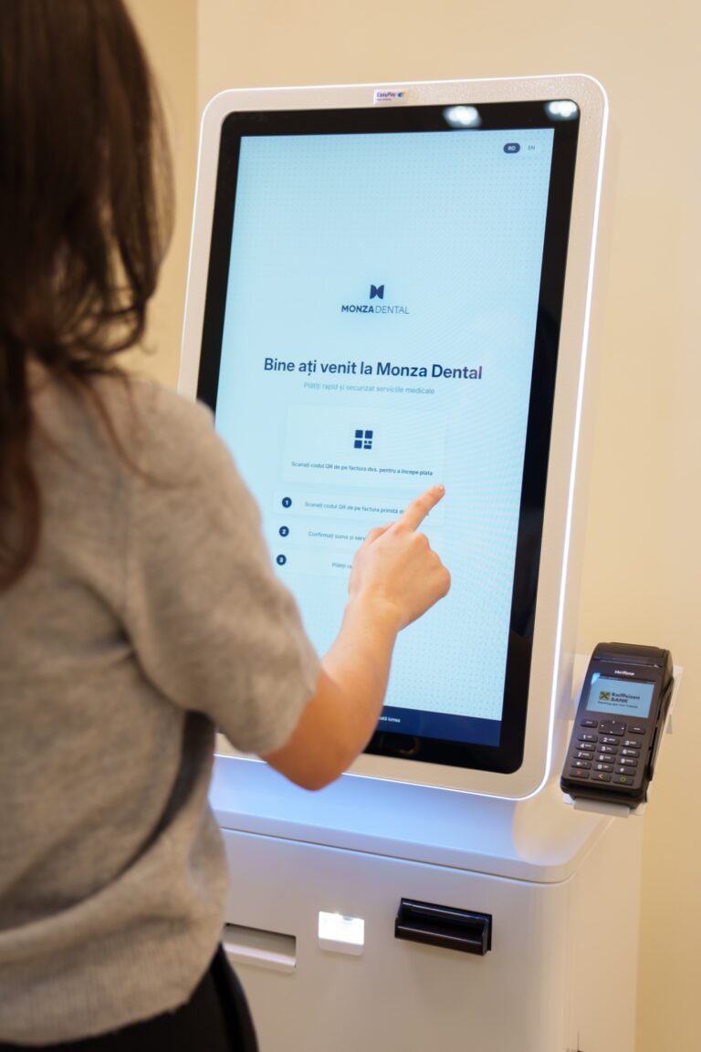 EasyPay digitalizează recepția în clinicile din România, cu o investiție de peste 500.000 de euro în 2026. Recepția digitală self-service elimină cozile, scade timpul de așteptare și reduce costurile operaționale cu până la 30%