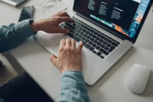 De la înscriere la certificat: cum se desfășoară, pas cu pas, un program de formare digitală